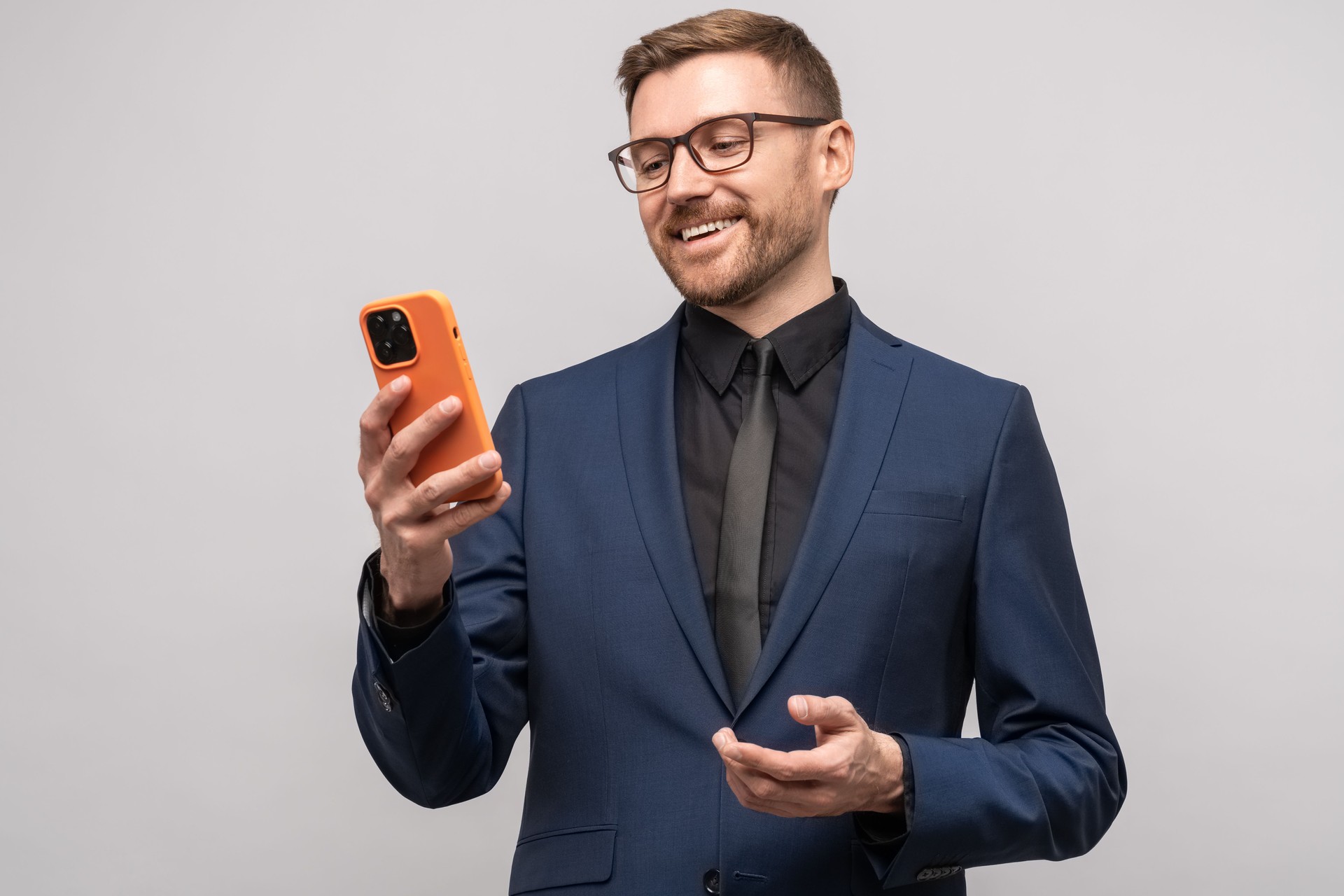 Homme d’affaires souriant avec smartphone. Un homme commerçant heureux et prospère conclut un contrat lucratif
